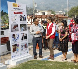Doña Letizia recibe una explicación sobre los proyectos que se están llevando a cabo en San José Chacayá